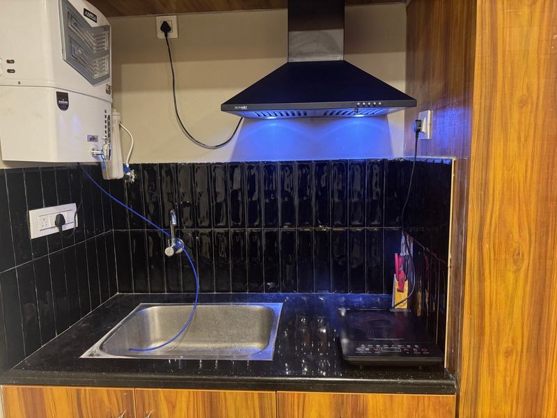 The hotplate, RO water purifier and kitchen exhaust